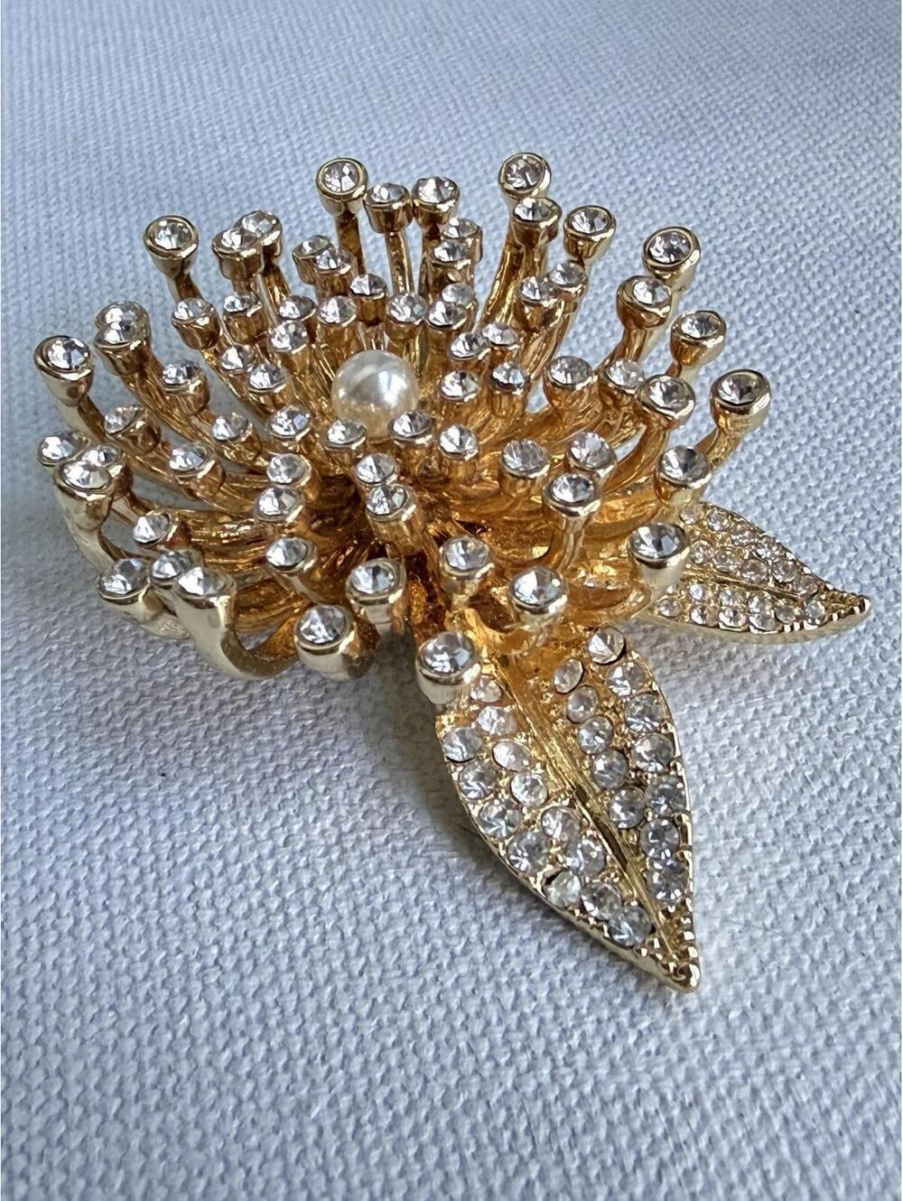 Vintage Gold Tone Rhinestone Chrysanthemum Flower Brooch Pin - Picture 2 of 9